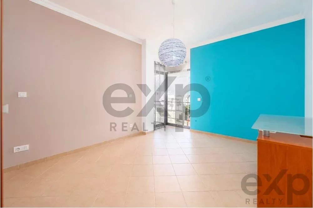 Spacious four‑bedroom apartment in Olhão, situated within a luxury condominium featuring two shared swimming pools and a gymnasium. Expansive interiors and terrace. 85948826 image 42