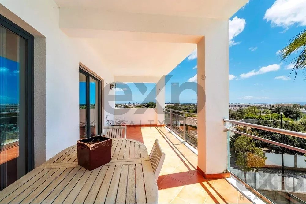 Spacious four‑bedroom apartment in Olhão, situated within a luxury condominium featuring two shared swimming pools and a gymnasium. Expansive interiors and terrace. 85948826 image 12