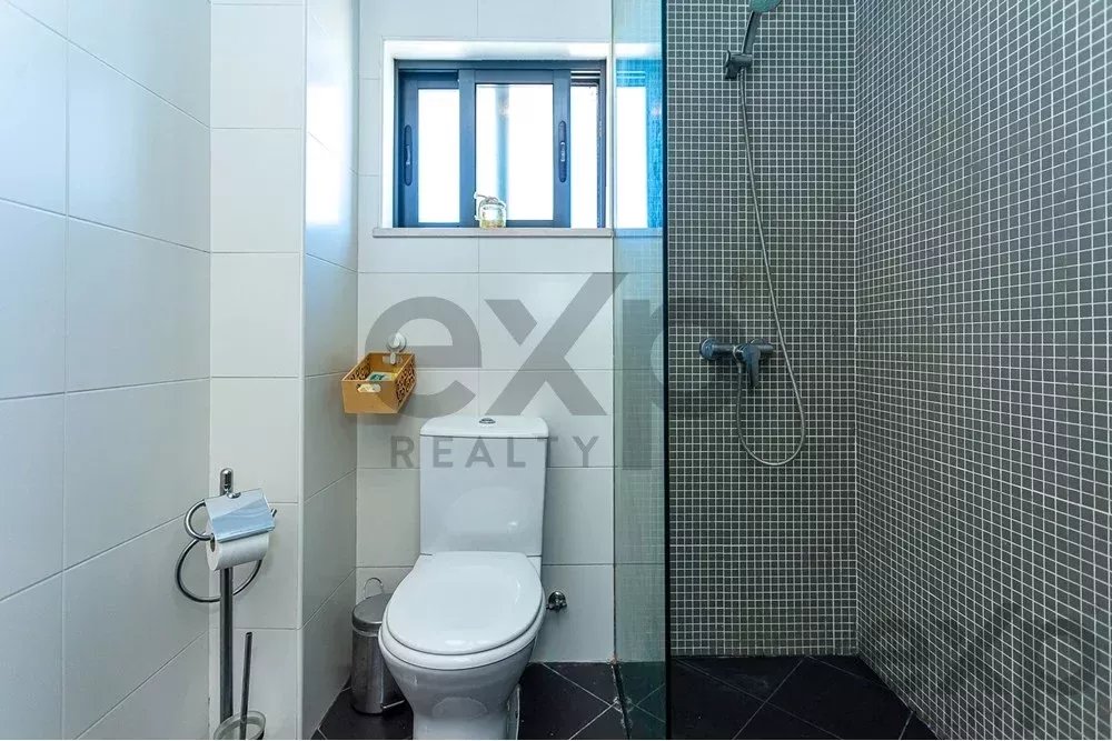 Spacious four‑bedroom apartment in Olhão, situated within a luxury condominium featuring two shared swimming pools and a gymnasium. Expansive interiors and terrace. 85948826 image 32