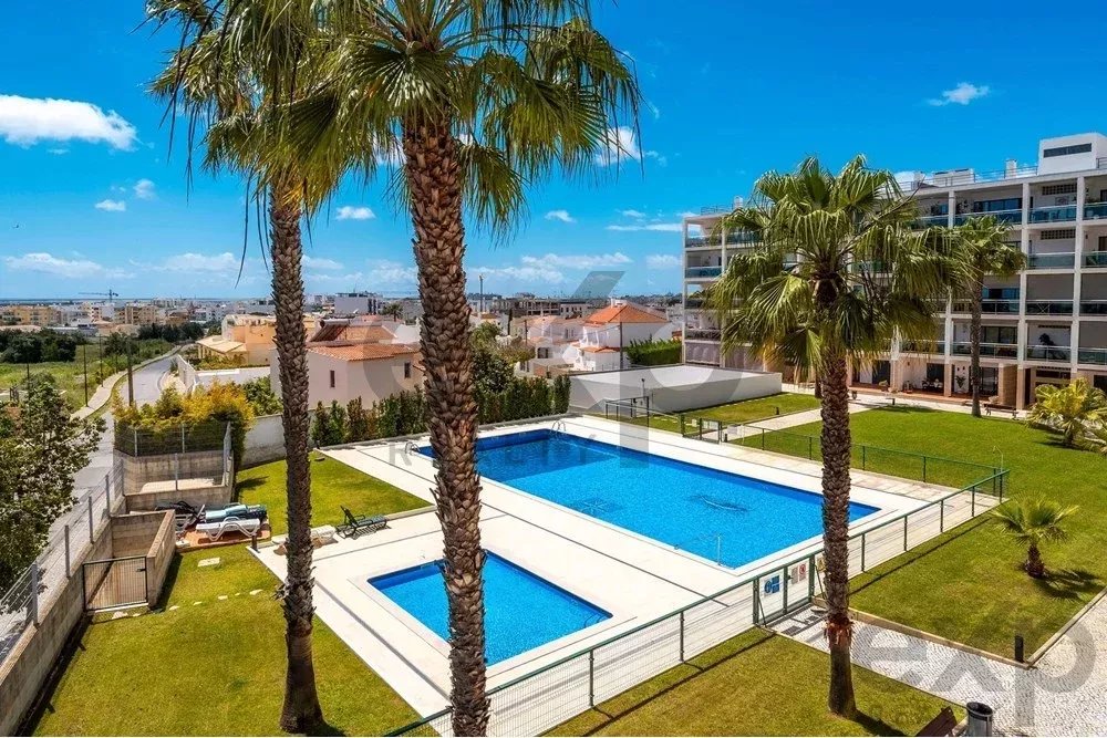 Espaçoso apartamento de 4 quartos em Olhão, localizado num condomínio de luxo com duas piscinas partilhadas e ginásio. Interiores amplos e terraço.
