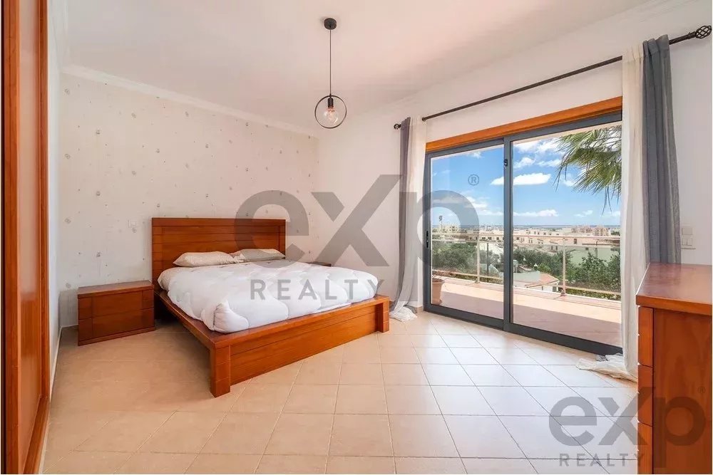 Spacious four‑bedroom apartment in Olhão, situated within a luxury condominium featuring two shared swimming pools and a gymnasium. Expansive interiors and terrace. 85948826 image 25