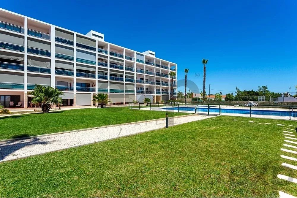Spacious four‑bedroom apartment in Olhão, situated within a luxury condominium featuring two shared swimming pools and a gymnasium. Expansive interiors and terrace. 85948826 image 7