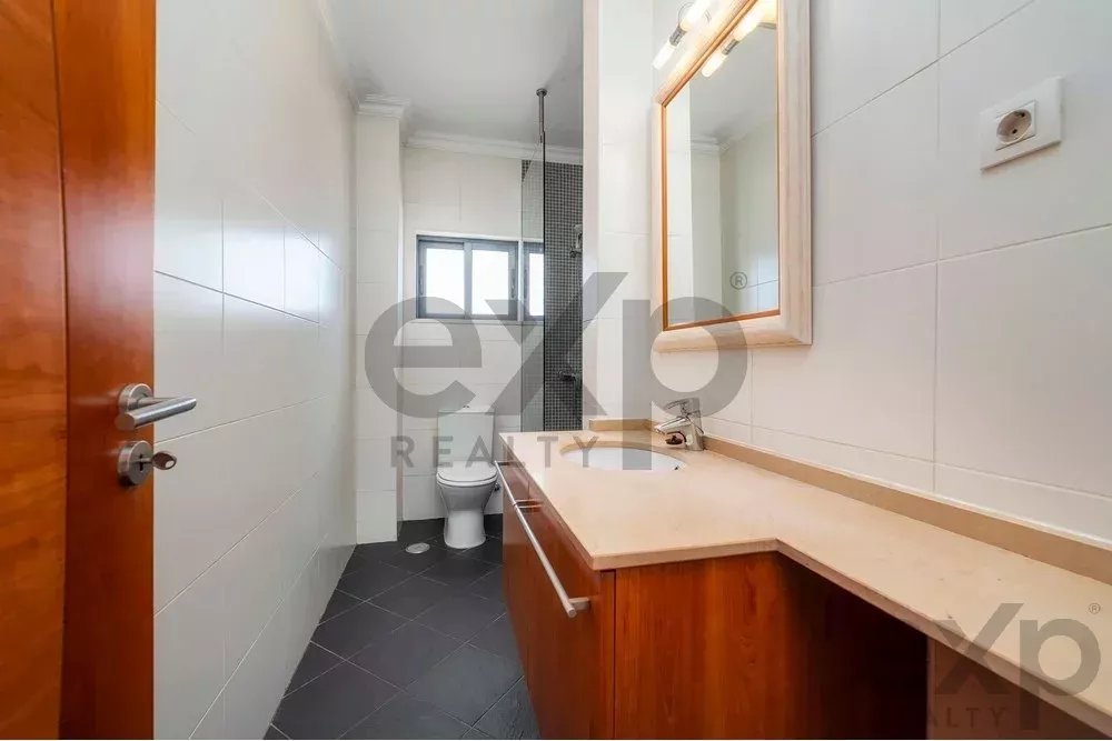 Spacious four‑bedroom apartment in Olhão, situated within a luxury condominium featuring two shared swimming pools and a gymnasium. Expansive interiors and terrace. 85948826 image 33