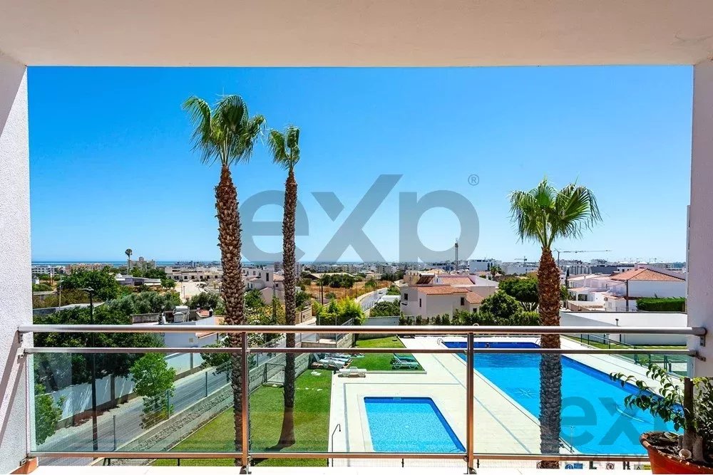 Espaçoso apartamento de 4 quartos em Olhão, localizado num condomínio de luxo com duas piscinas partilhadas e ginásio. Interiores amplos e terraço.