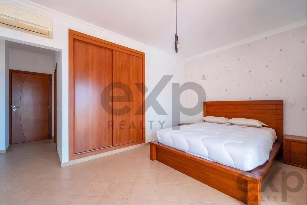 Spacious four‑bedroom apartment in Olhão, situated within a luxury condominium featuring two shared swimming pools and a gymnasium. Expansive interiors and terrace. 85948826 image 28