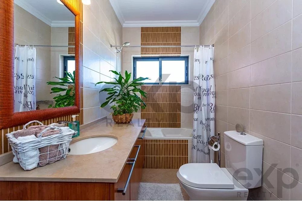 Spacious four‑bedroom apartment in Olhão, situated within a luxury condominium featuring two shared swimming pools and a gymnasium. Expansive interiors and terrace. 85948826 image 46