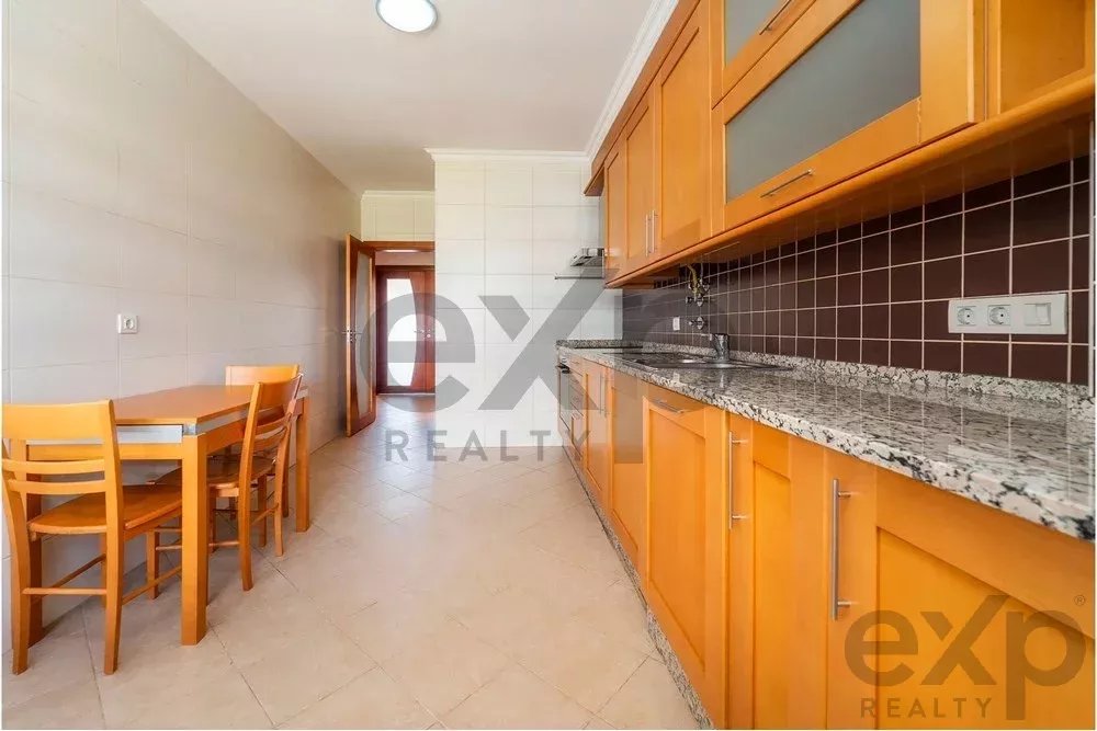 Spacious four‑bedroom apartment in Olhão, situated within a luxury condominium featuring two shared swimming pools and a gymnasium. Expansive interiors and terrace. 85948826 image 54