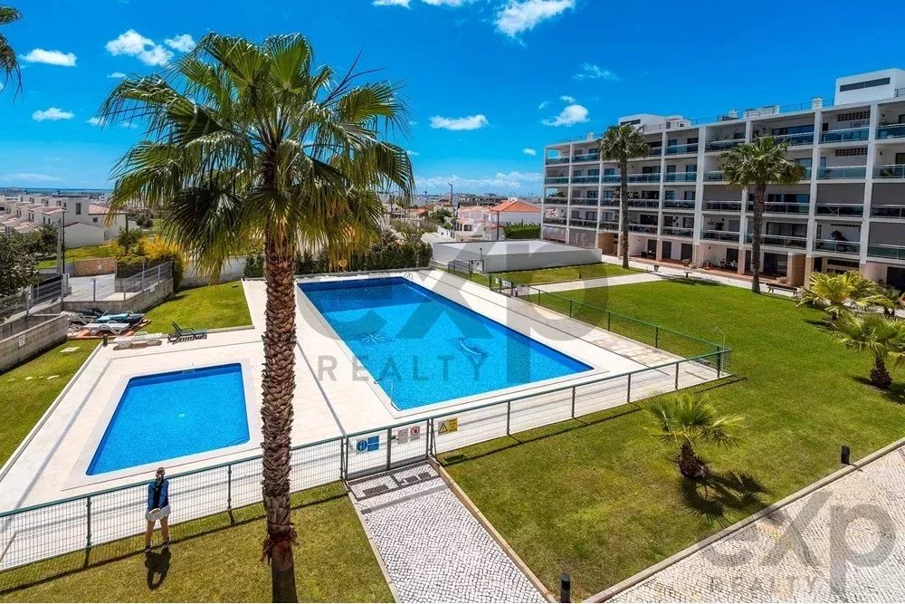 Spacious four‑bedroom apartment in Olhão, situated within a luxury condominium featuring two shared swimming pools and a gymnasium. Expansive interiors and terrace. 85948826 image 14