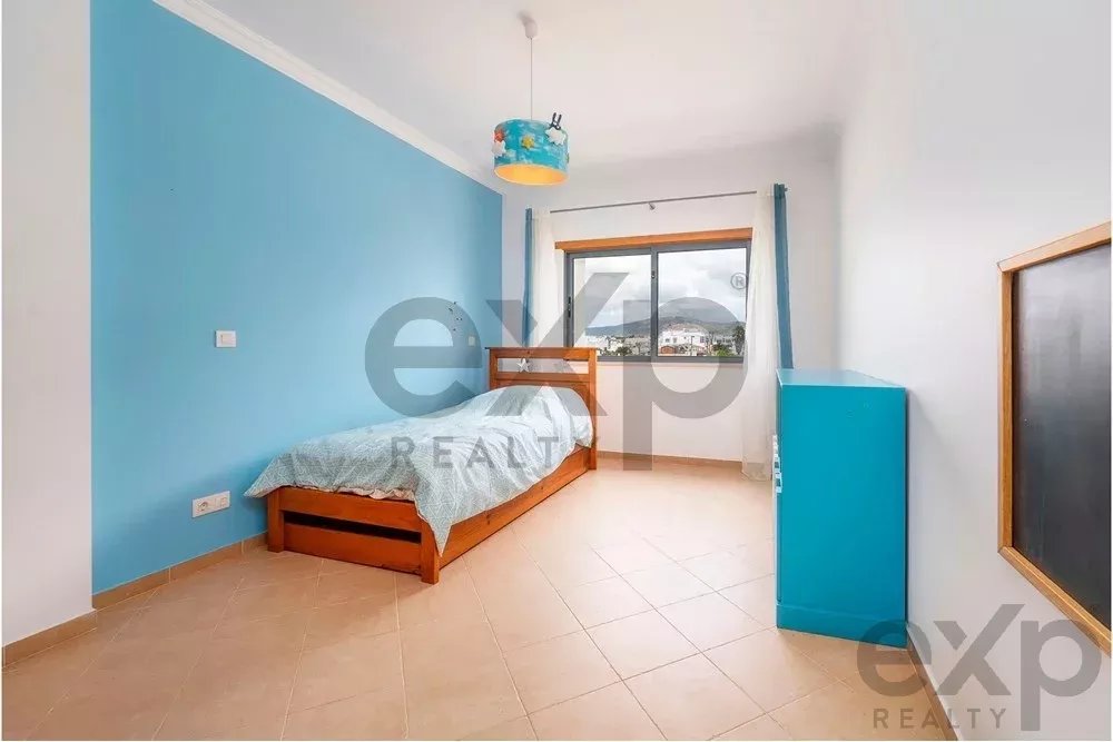 Spacious four‑bedroom apartment in Olhão, situated within a luxury condominium featuring two shared swimming pools and a gymnasium. Expansive interiors and terrace. 85948826 image 41