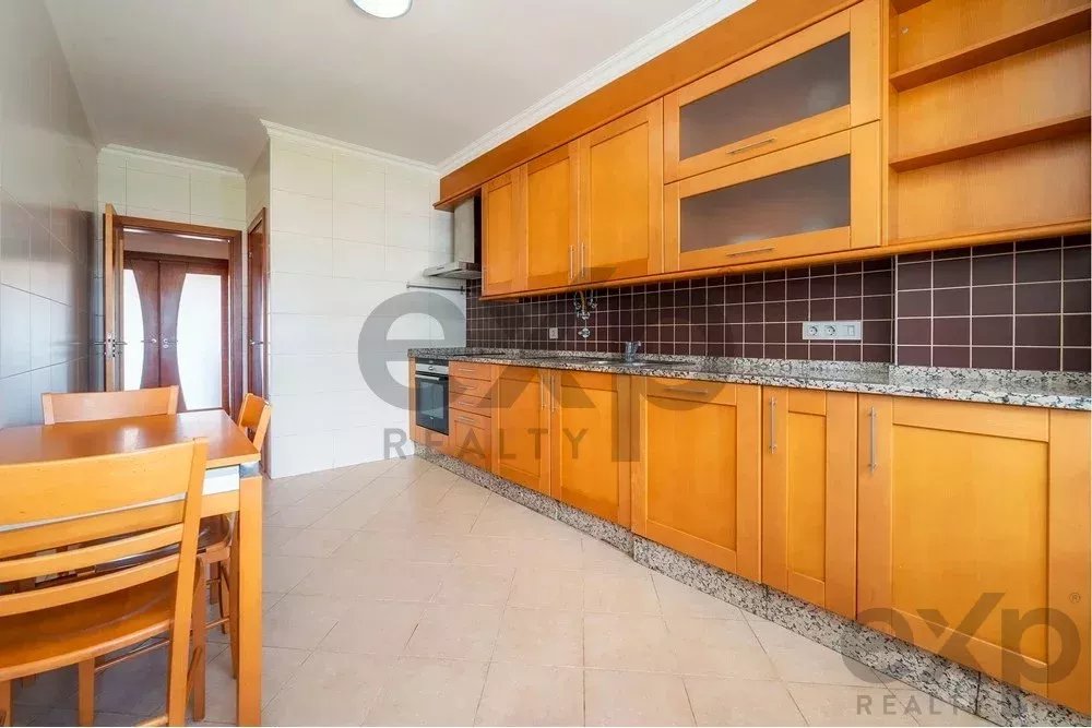Spacious four‑bedroom apartment in Olhão, situated within a luxury condominium featuring two shared swimming pools and a gymnasium. Expansive interiors and terrace. 85948826 image 50