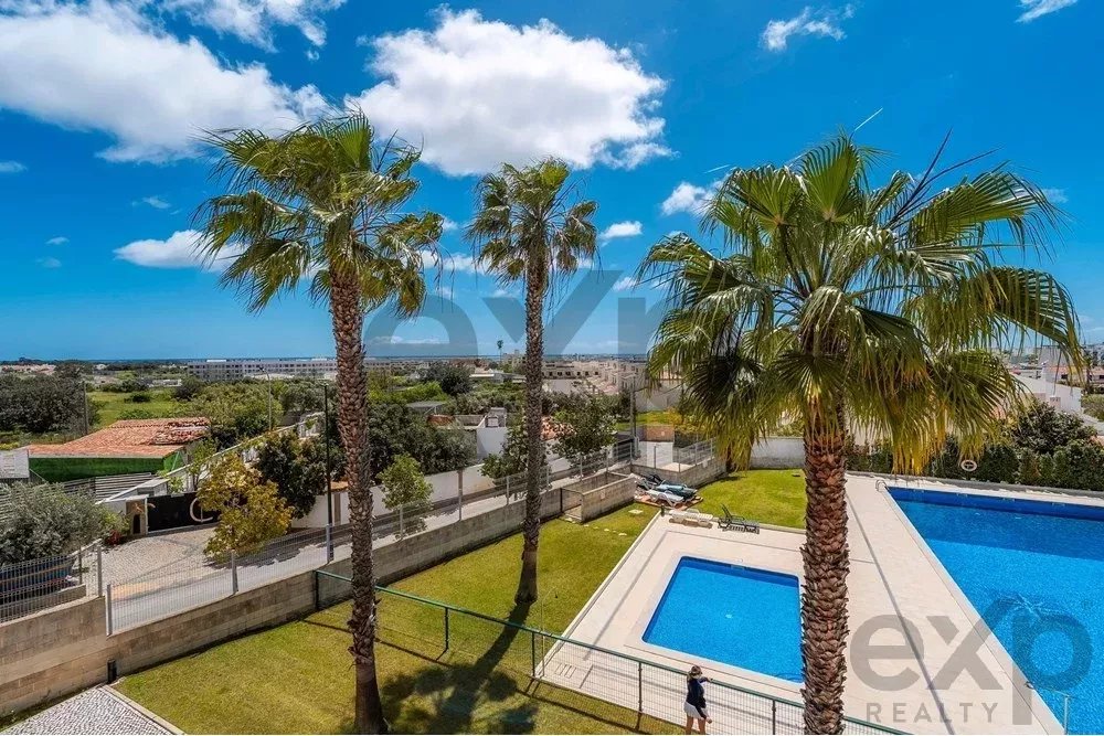 Spacious four‑bedroom apartment in Olhão, situated within a luxury condominium featuring two shared swimming pools and a gymnasium. Expansive interiors and terrace. 85948826 image 13
