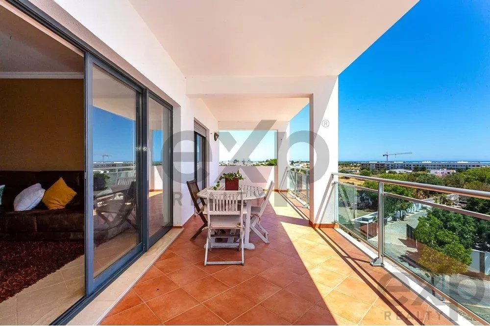 Spacious four‑bedroom apartment in Olhão, situated within a luxury condominium featuring two shared swimming pools and a gymnasium. Expansive interiors and terrace. 85948826 image 11