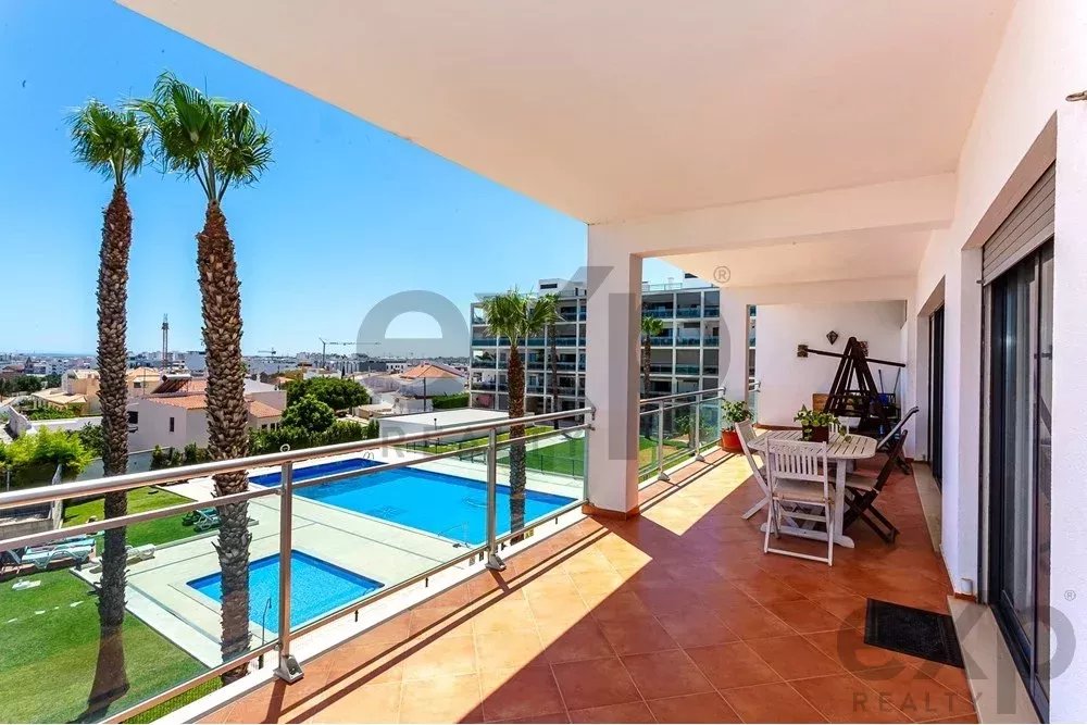 Spacious four‑bedroom apartment in Olhão, situated within a luxury condominium featuring two shared swimming pools and a gymnasium. Expansive interiors and terrace. 85948826 image 9