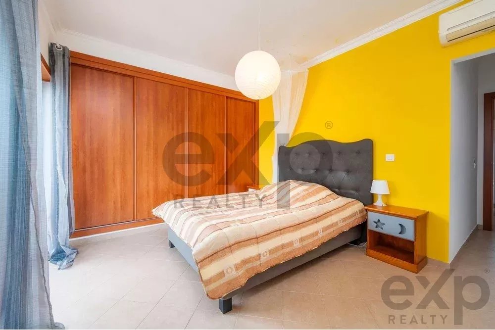 Spacious four‑bedroom apartment in Olhão, situated within a luxury condominium featuring two shared swimming pools and a gymnasium. Expansive interiors and terrace. 85948826 image 36