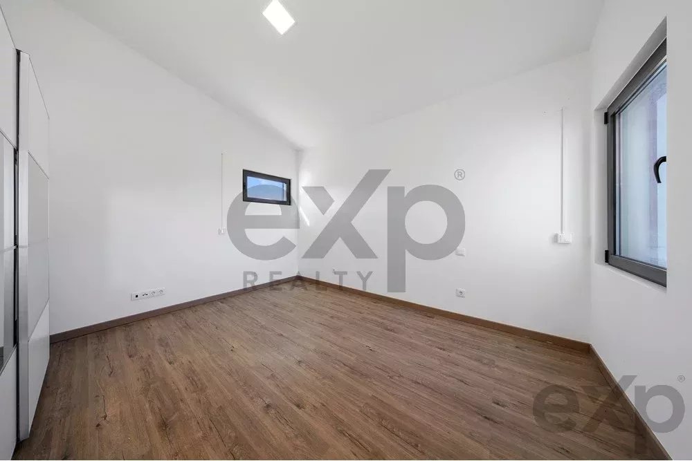 New T4 residence – just a five‑minute drive from the beach. 85948859 image 21