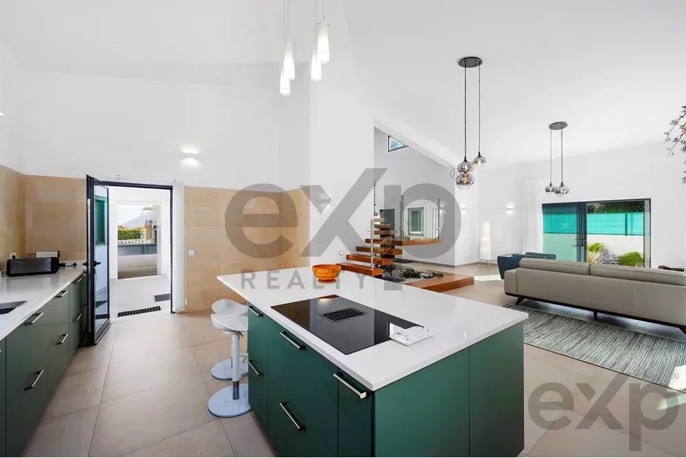 New T4 residence – just a five‑minute drive from the beach. 85948859 image 9