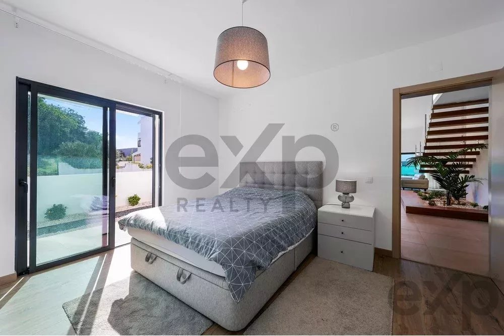 New T4 residence – just a five‑minute drive from the beach. 85948859 image 16