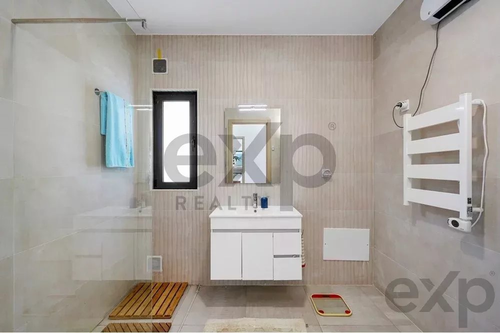 New T4 residence – just a five‑minute drive from the beach. 85948859 image 14