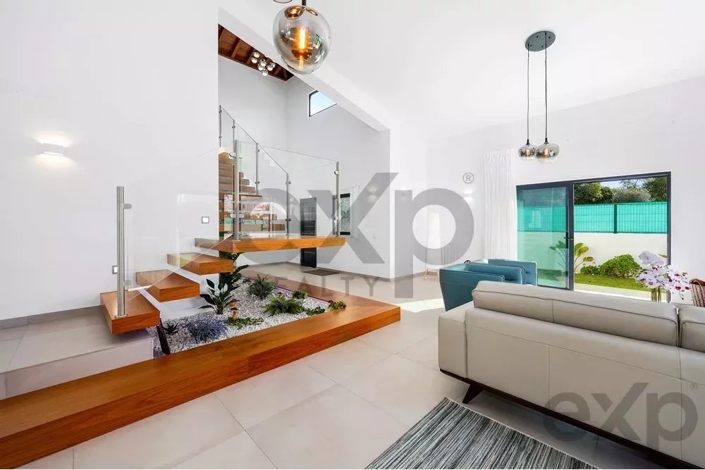 New T4 residence – just a five‑minute drive from the beach. 85948859 image 10