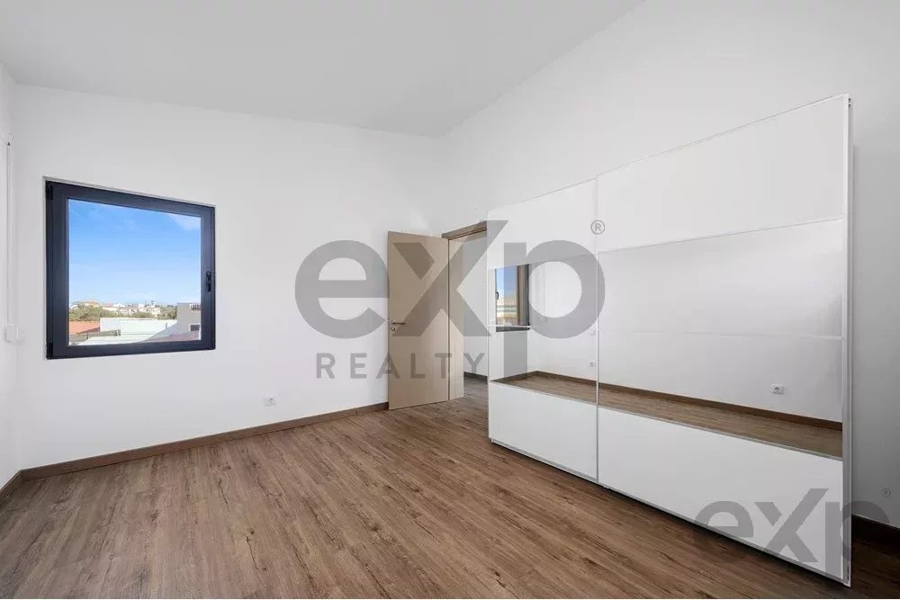 New T4 residence – just a five‑minute drive from the beach. 85948859 image 22