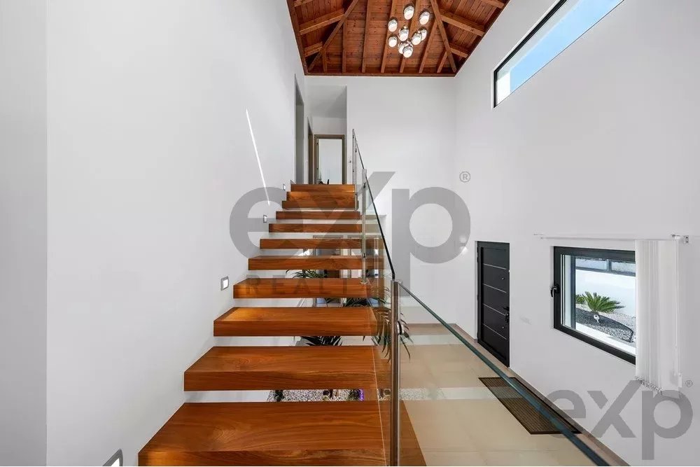 New T4 residence – just a five‑minute drive from the beach. 85948859 image 20