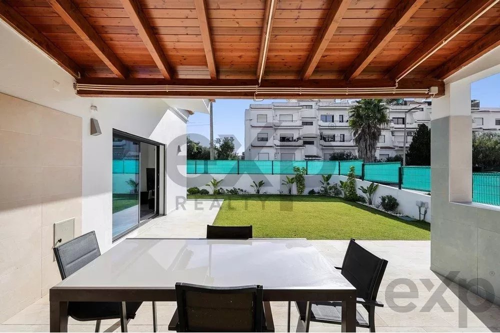 New T4 residence – just a five‑minute drive from the beach. 85948859 image 8