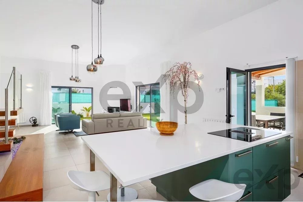 New T4 residence – just a five‑minute drive from the beach. 85948859 image 3