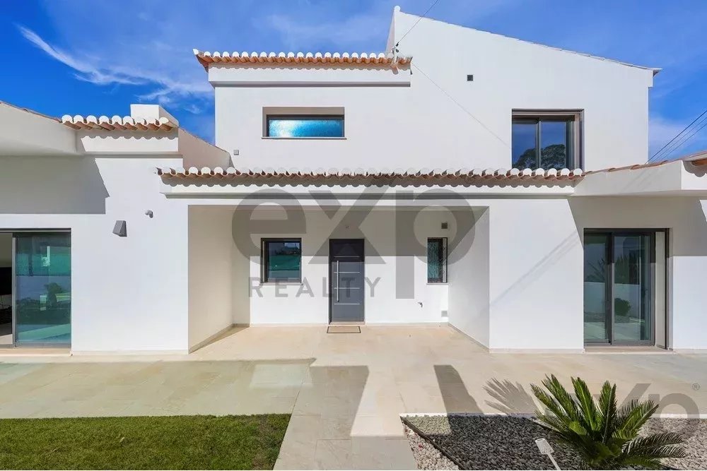 New T4 residence – just a five‑minute drive from the beach. 85948859 image 2