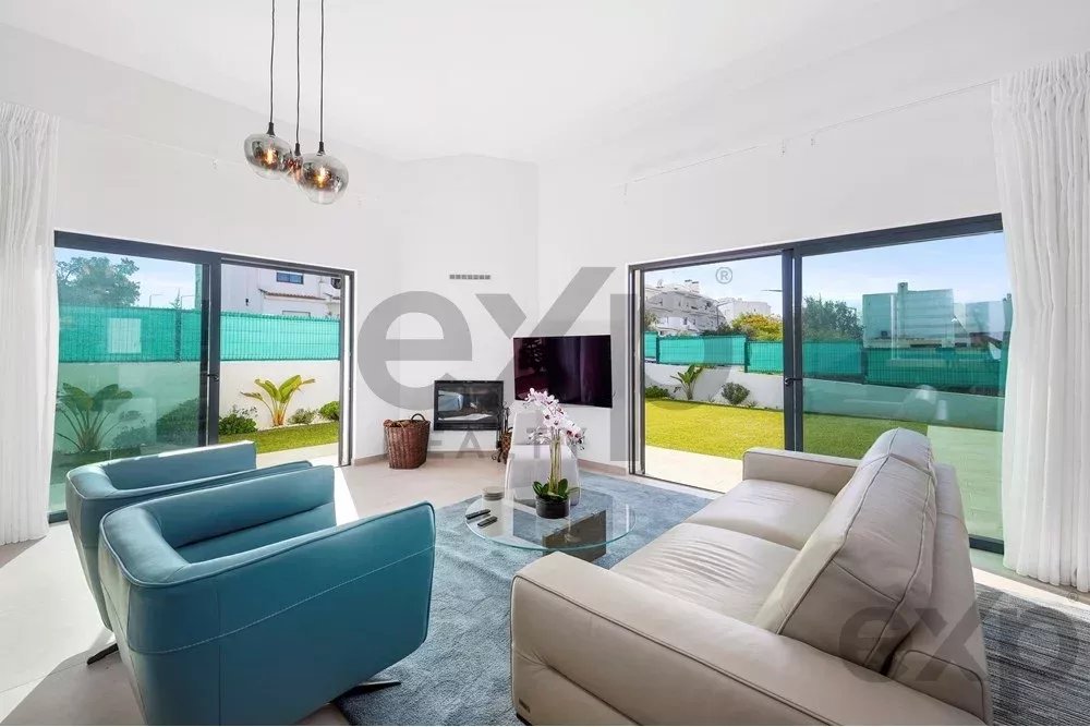 New T4 residence – just a five‑minute drive from the beach. 85948859 image 6
