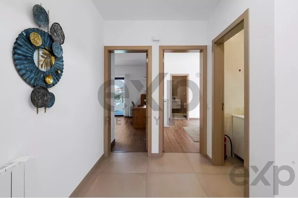 New T4 residence – just a five‑minute drive from the beach. 85948859 image 11