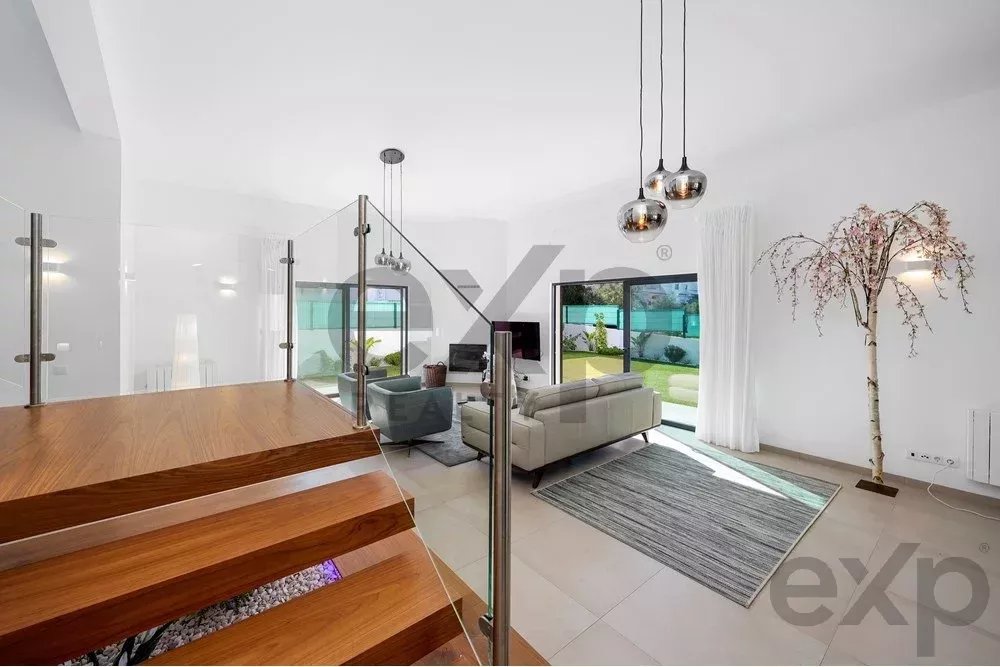 New T4 residence – just a five‑minute drive from the beach. 85948859 image 31