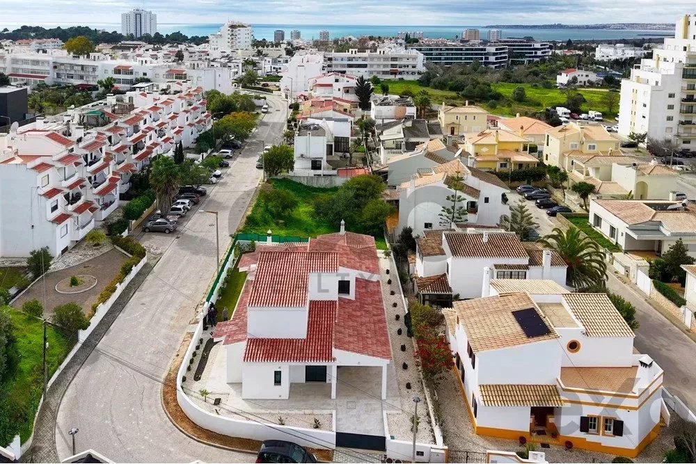 New T4 residence – just a five‑minute drive from the beach. 85948859 image 1
