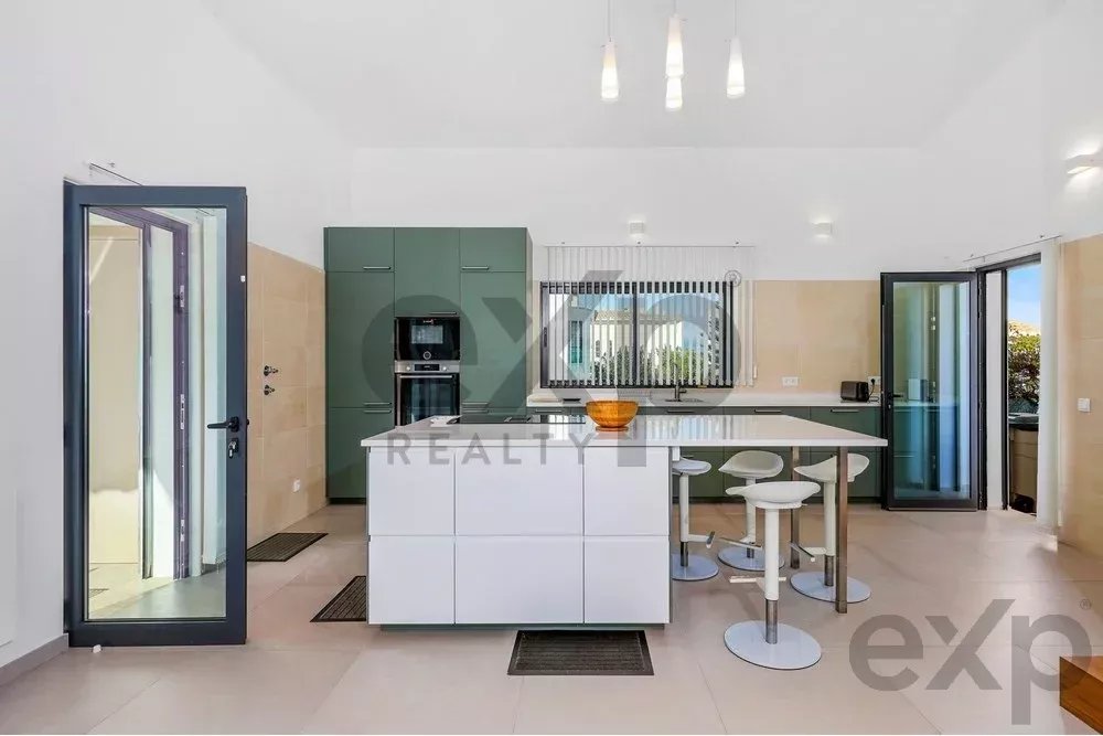 New T4 residence – just a five‑minute drive from the beach. 85948859 image 7