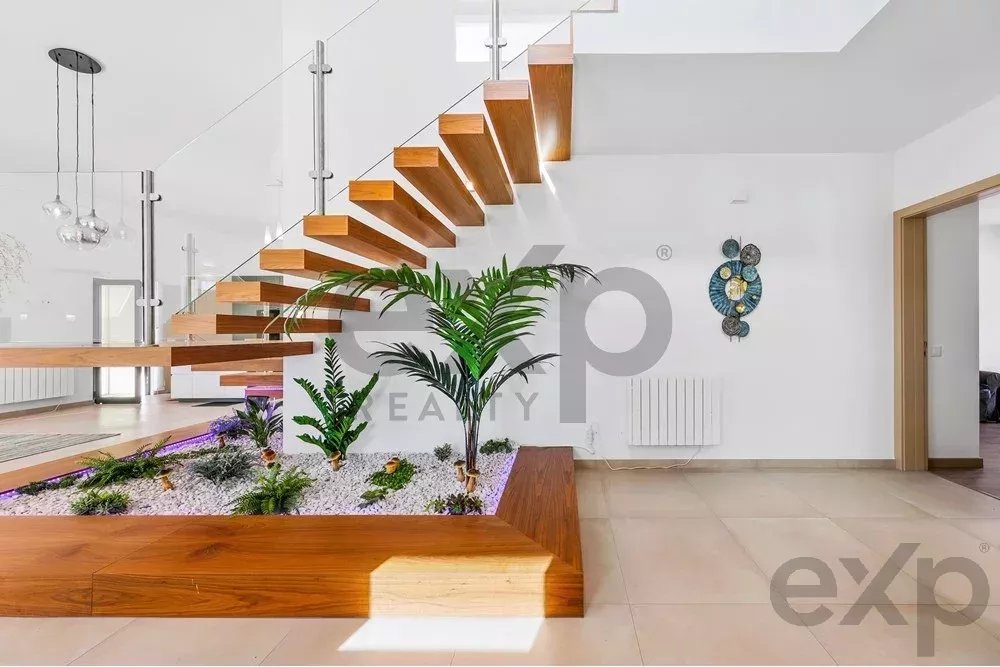 New T4 residence – just a five‑minute drive from the beach. 85948859 image 4