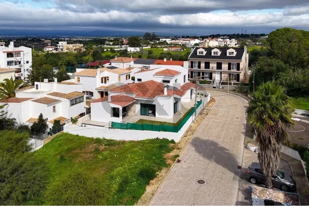 New T4 residence – just a five‑minute drive from the beach. 85948859 image 40