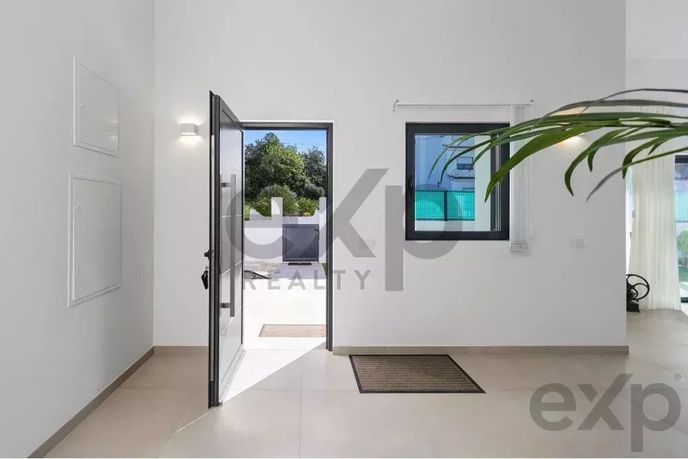 New T4 residence – just a five‑minute drive from the beach. 85948859 image 34
