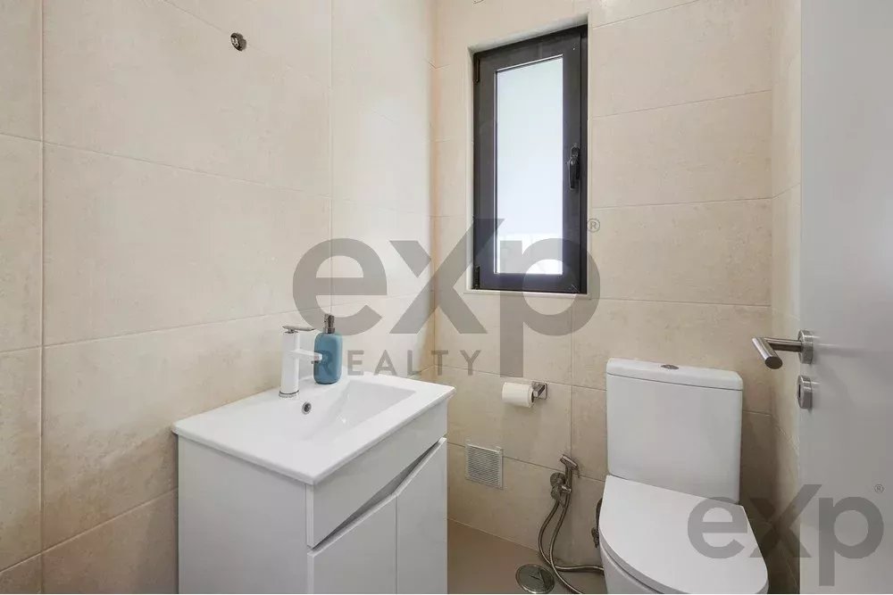 New T4 residence – just a five‑minute drive from the beach. 85948859 image 12