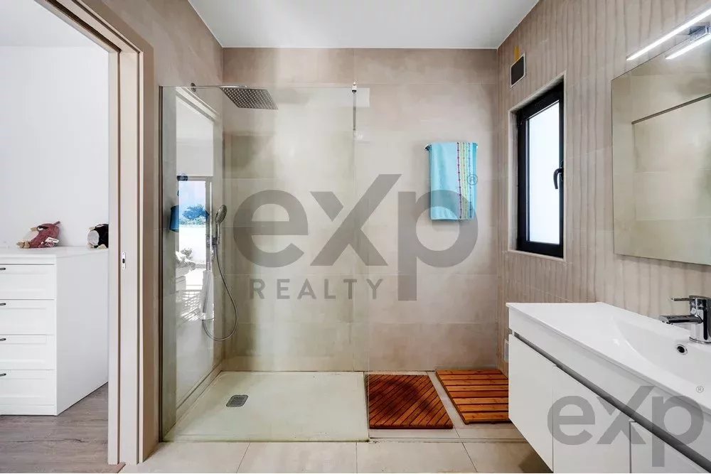 New T4 residence – just a five‑minute drive from the beach. 85948859 image 15