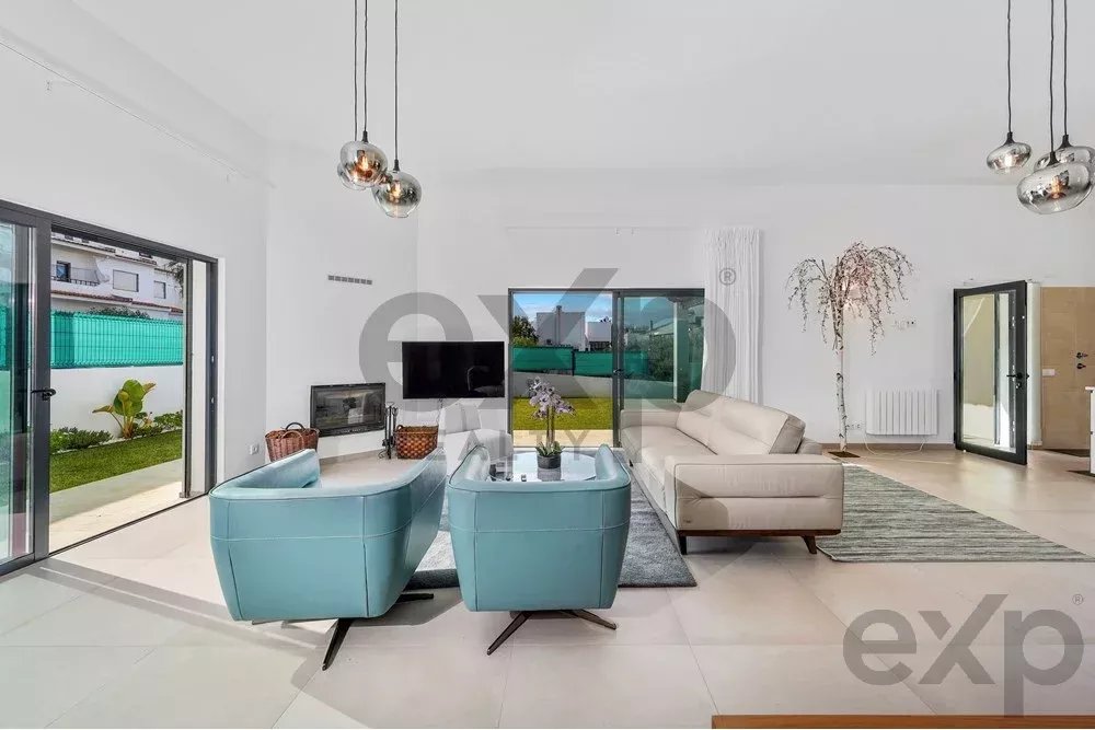 New T4 residence – just a five‑minute drive from the beach. 85948859 image 5