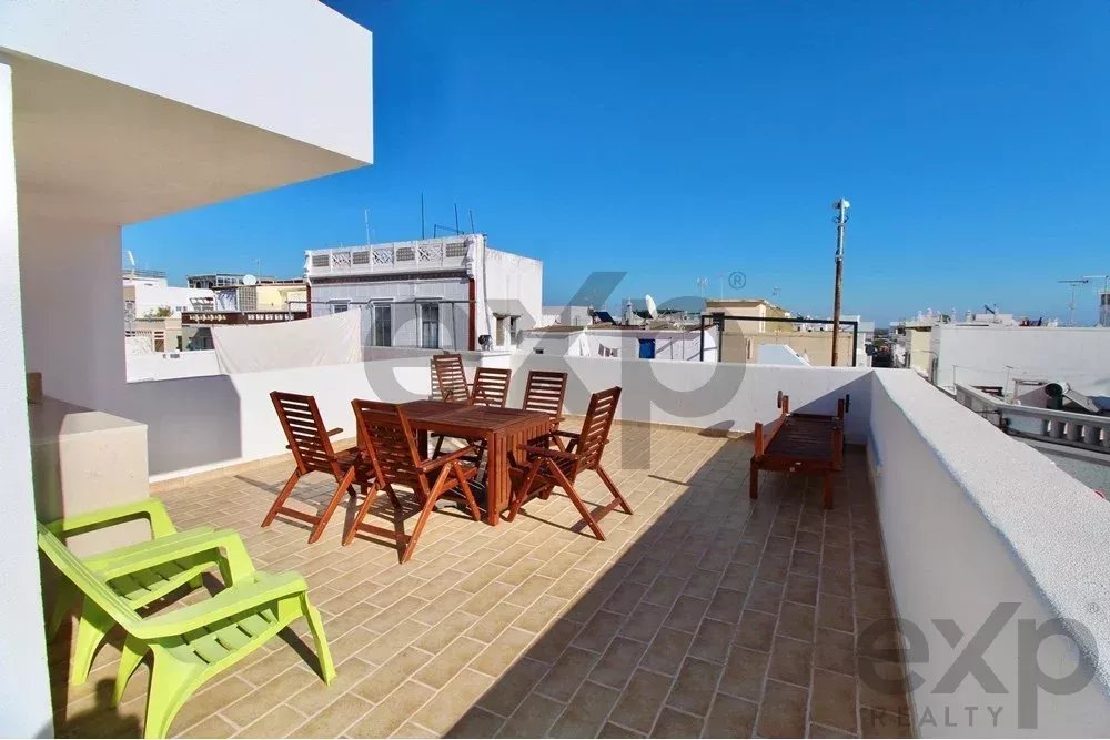 "Vila Elegante: Paraíso Moderno na Fuseta"