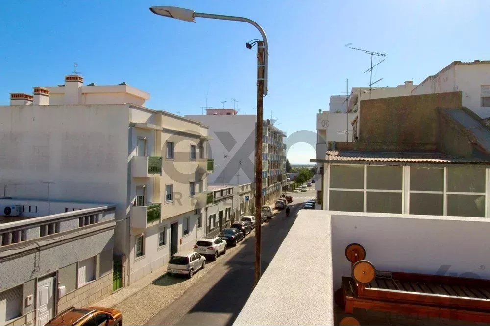 "Vila Elegante: Paraíso Moderno na Fuseta"
