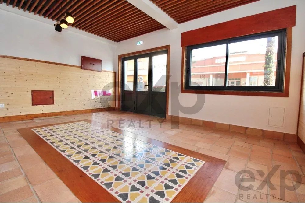"Loja Comercial na Vibrante Fuseta, Faro"