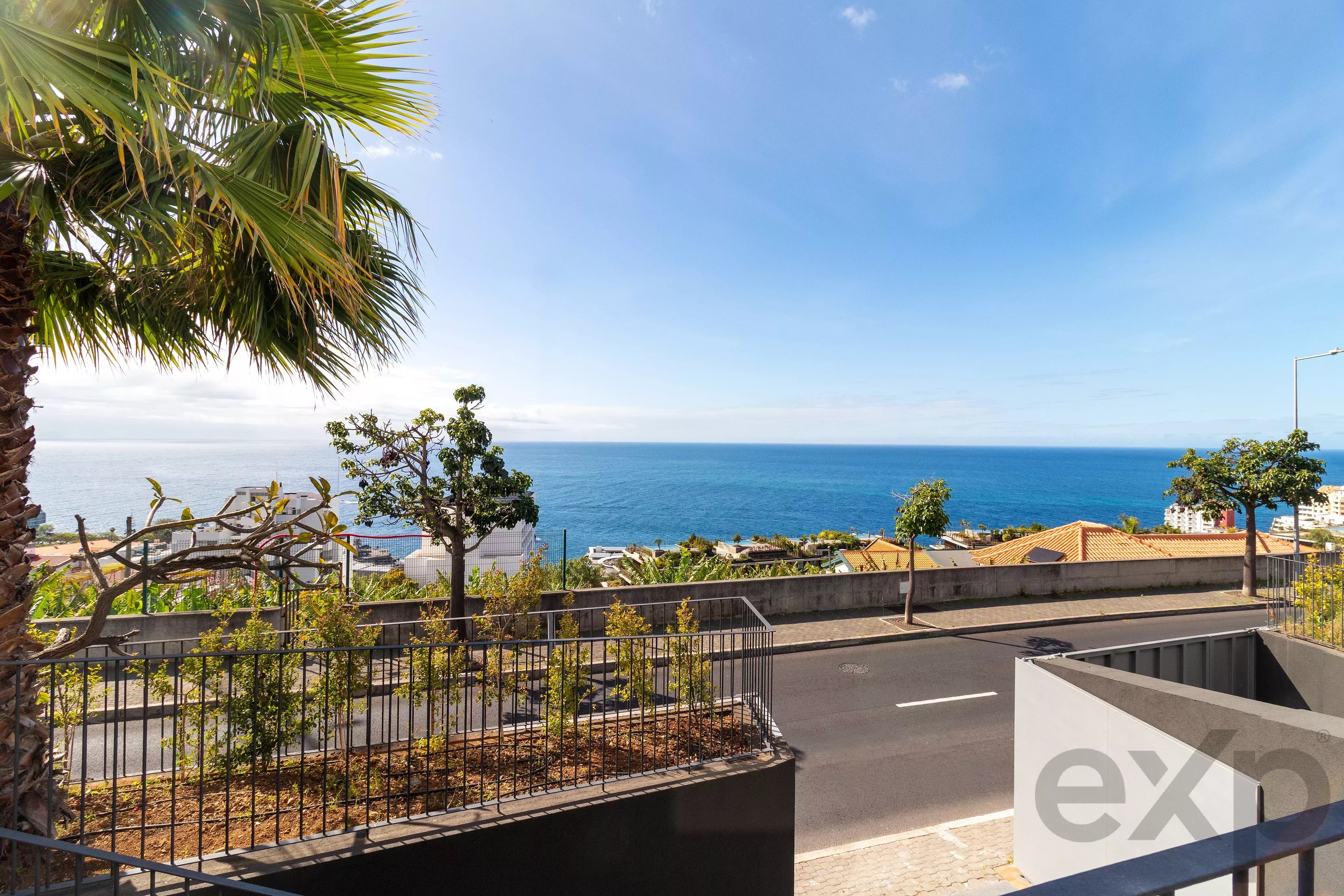 Moradia de Luxo com Vista Mar – Totalmente Mobilada | Funchal, Madeira