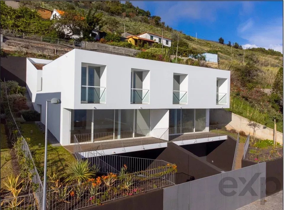 Moradia de Luxo Totalmente Mobilada com Piscina e Vista Deslumbrante para o Mar – Funchal