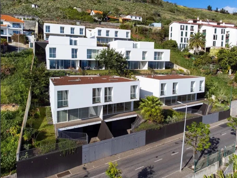 Moradia de Luxo Totalmente Mobilada com Piscina e Vista Deslumbrante para o Mar – Funchal