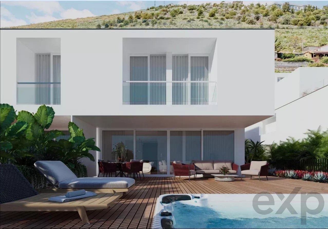 Moradia de Luxo Totalmente Mobilada com Piscina e Vista Deslumbrante para o Mar – Funchal