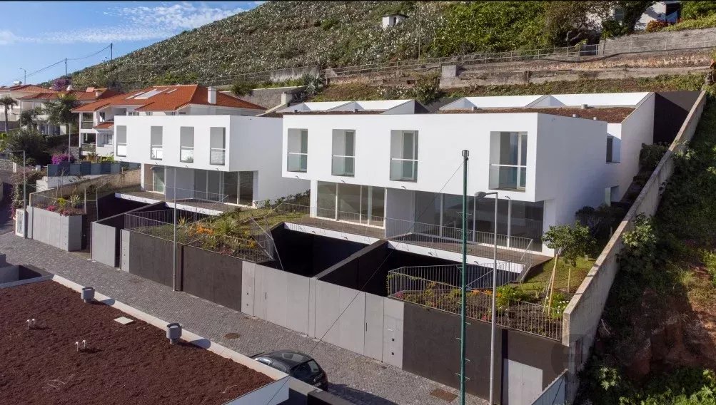 Moradia de Luxo Totalmente Mobilada com Piscina e Vista Deslumbrante para o Mar – Funchal