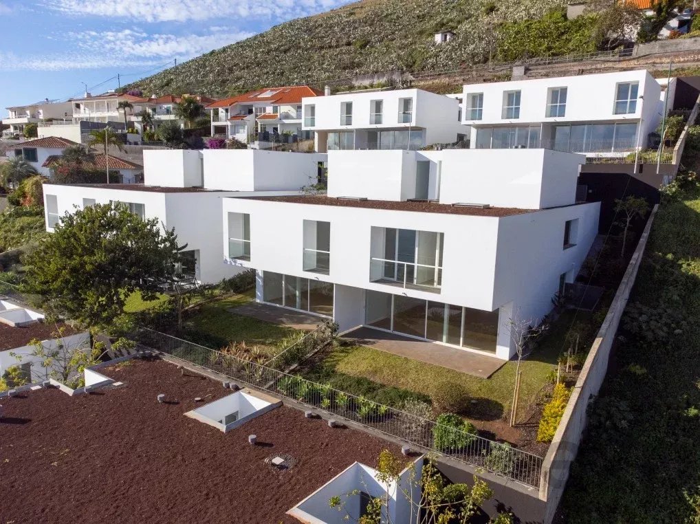 Moradia de Luxo Totalmente Mobilada com Piscina e Vista Deslumbrante para o Mar – Funchal