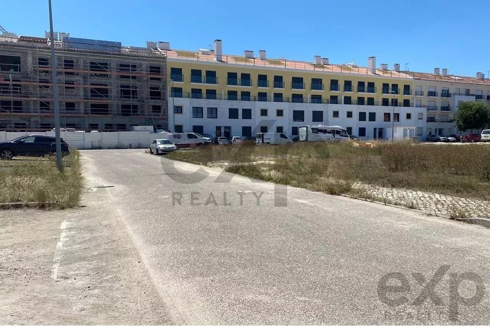Lote com projecto aprovado para construção de prédio no centro de Coruche