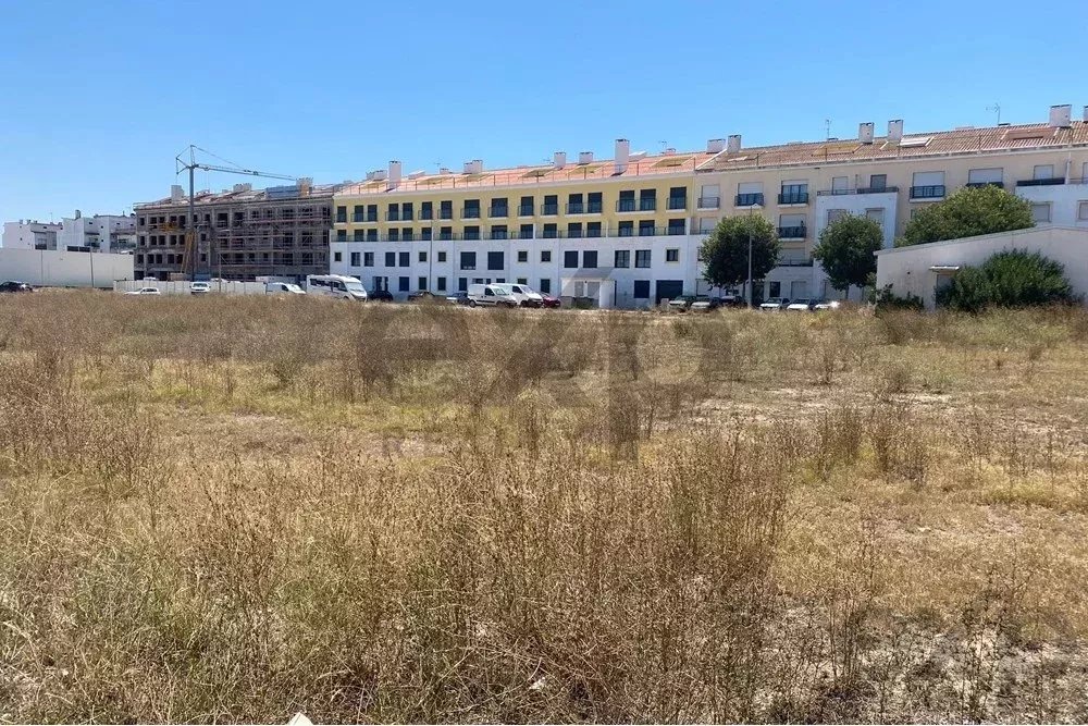 Lote com projecto aprovado para construção de prédio no centro de Coruche